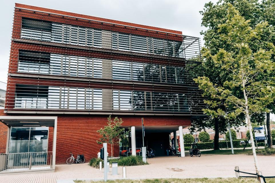 Vue de côté du bâtiment