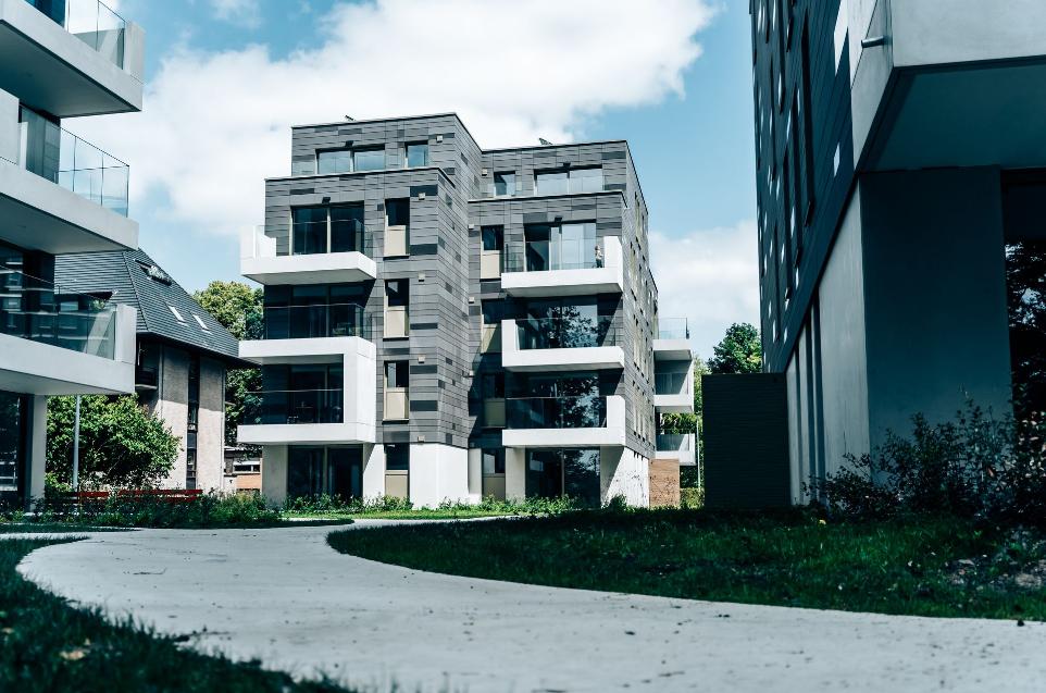 Vue éloignée de l'ensemble d'un bâtiment entre deux autres bâtiments du projet