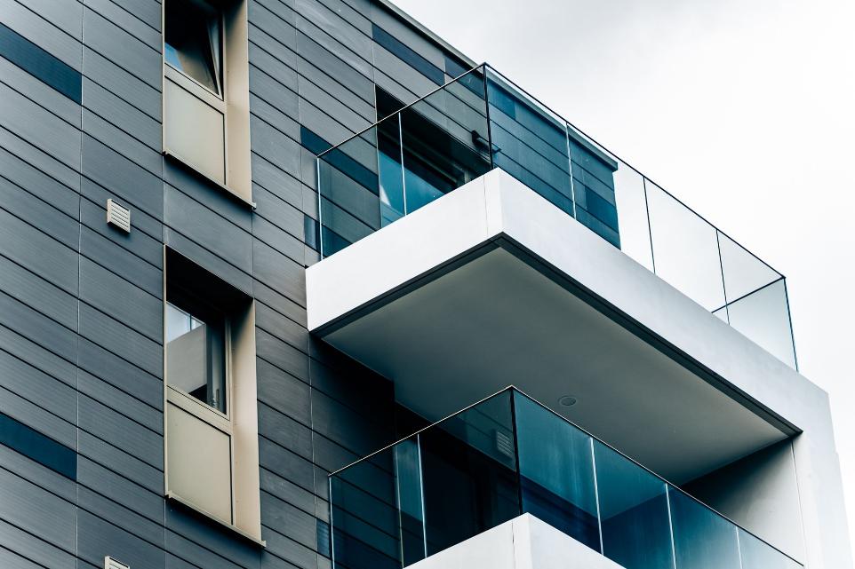 Vue en contre-plongée sur les balcons