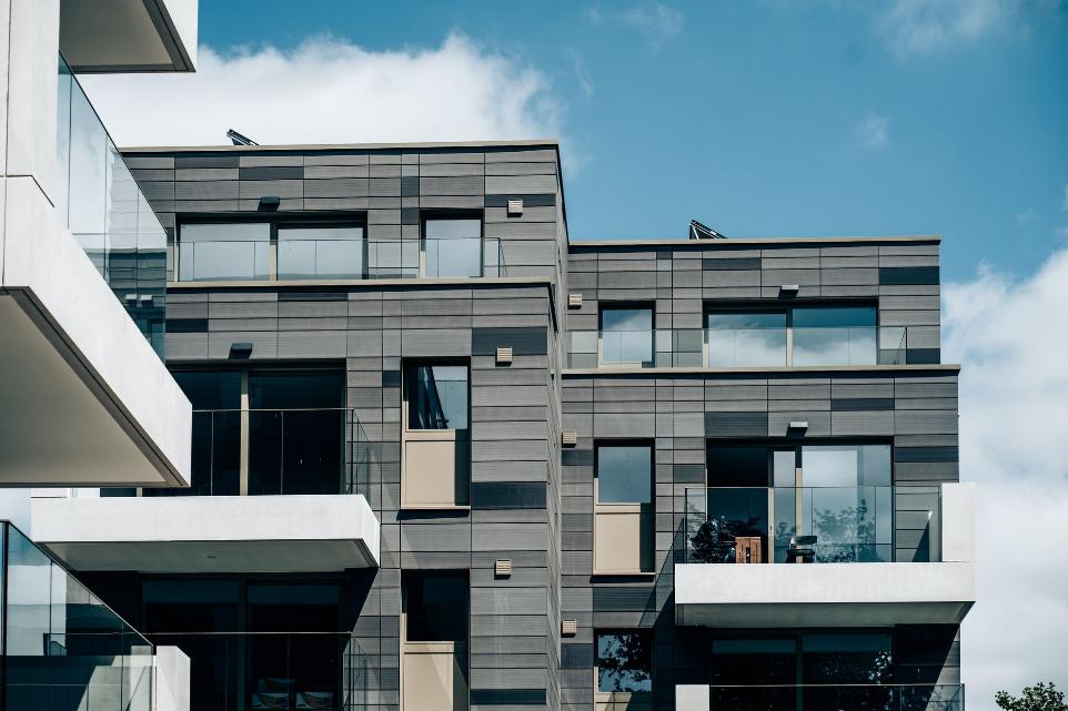 Vue sur l'un des bâtiment avec vue sur façade et balcons
