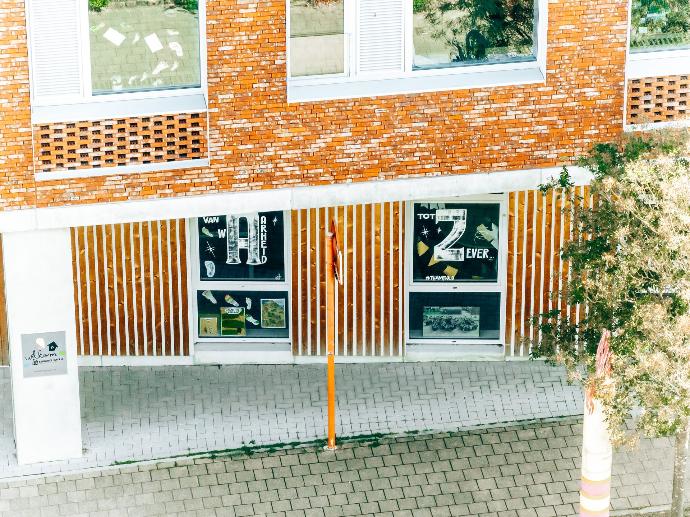 Vue en plongée de la façade de l'école Vue en plongée de la façade de l'école