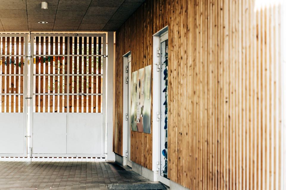 Vue de l'intérieur de l'entrée montrant le bardage en bois