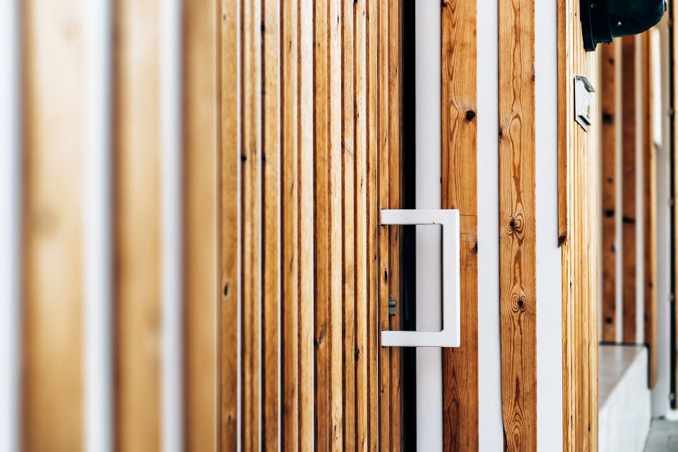 Vue détaillée proche d'une porte en bois comme le bardage